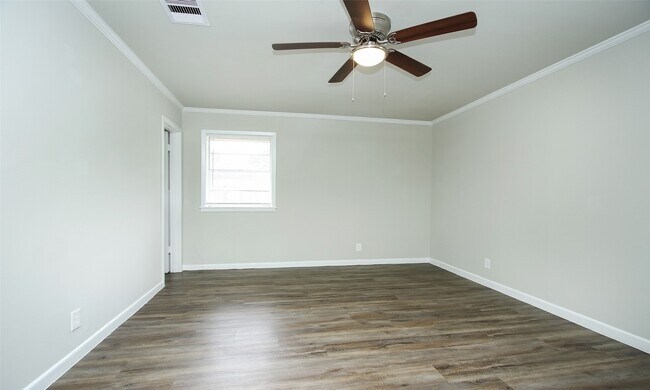 Building Photo - 9205 Vicksburg Ave