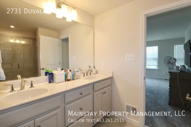 Building Photo - 2 Bedroom Plus DEN End Unit Townhome W Gar...