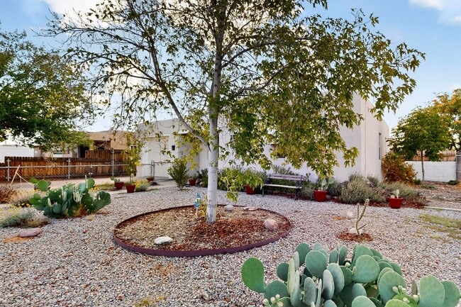 Building Photo - UPTOWN 2/bd 1/ba 1/cg 950/sf