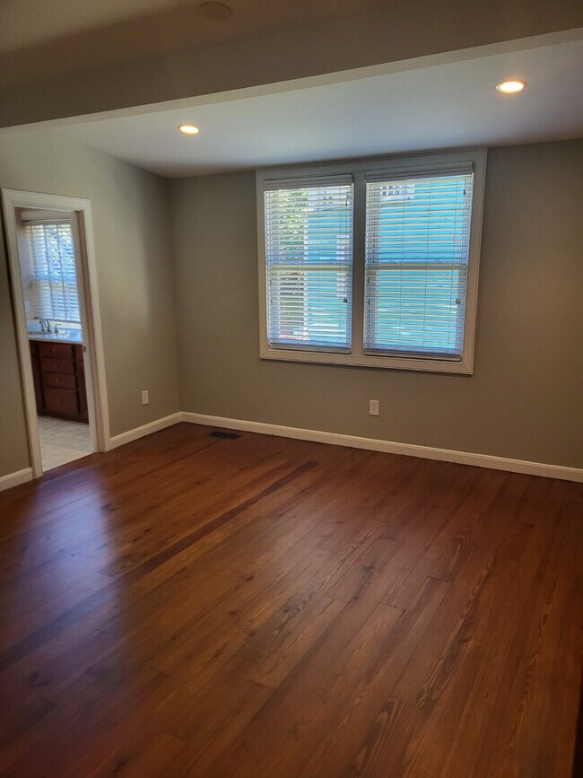 Building Photo - "Spacious 2-Bedroom Retreat with Hardwood ...