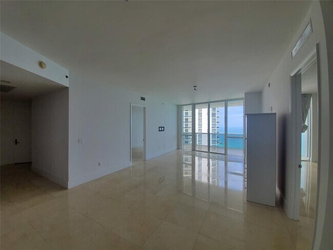 Building Photo - 15901 Collins Ave