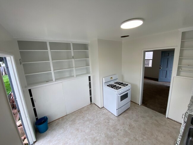 Kitchen - 14421 Kingsdale Ave