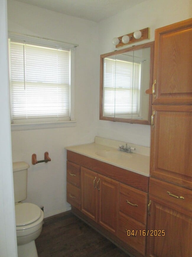 Building Photo - HOUSE -- 3 bedrooms, 2 bathrooms