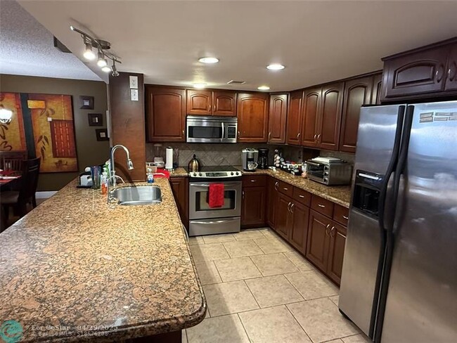 Building Photo - 950 Egret Cir