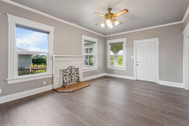 Building Photo - Updated 3-Bed Retreat on a Quiet Street – ...