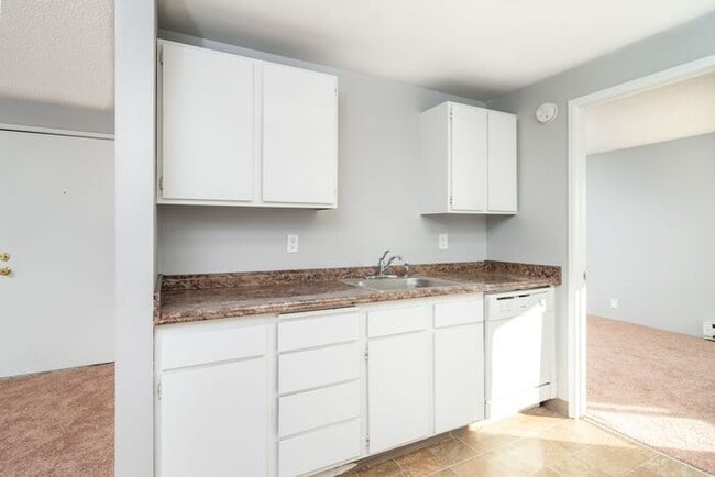 Building Photo - 1st Month FREE!!! 1 Bedroom minutes away from Downtown! Pets OK!