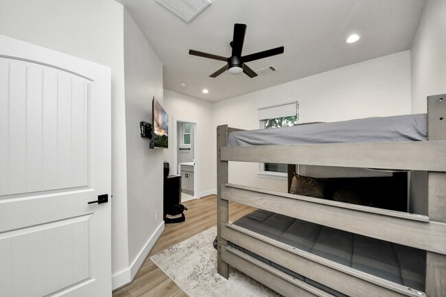 Building Photo - 2007 Briley St