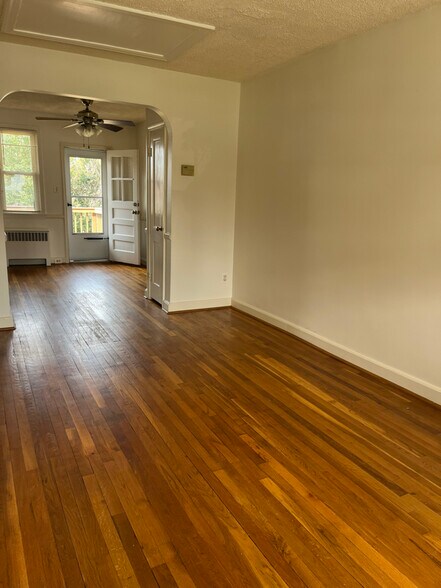 Building Photo - 906 Pine Heights Ave