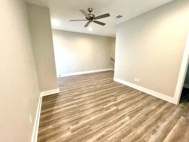 Building Photo - 710 Vassar Ct