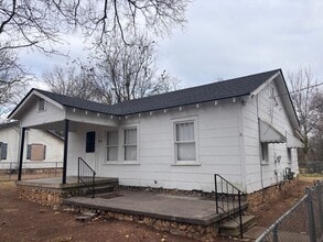 Building Photo - 3 Bedrooms- 1 Bathroom- House in East Rome!