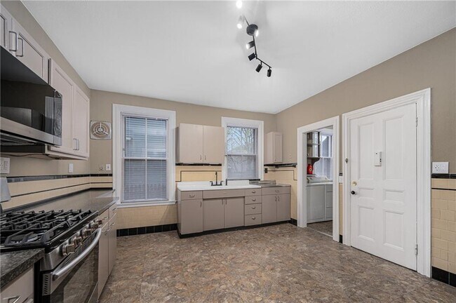 Building Photo - 22 Sycamore St