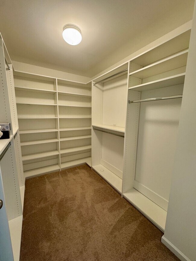 Building Photo - **Move-In Special of $500 off the first full months rent**