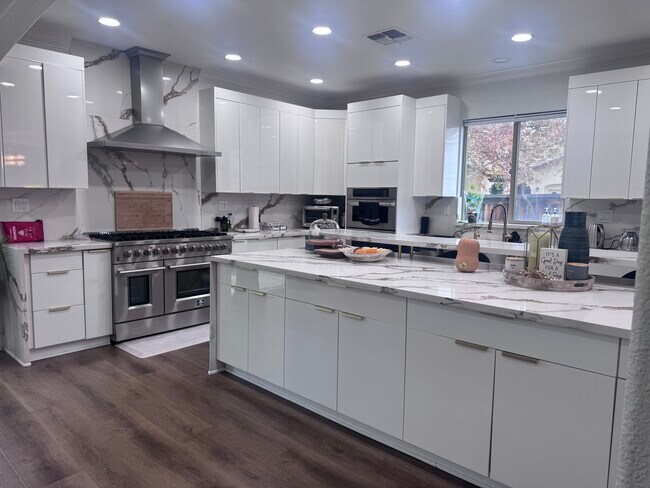 Building Photo - 9521 Shadowrock Way