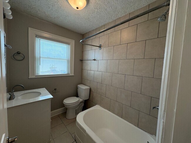 Building Photo - Two Bedroom Cottage!