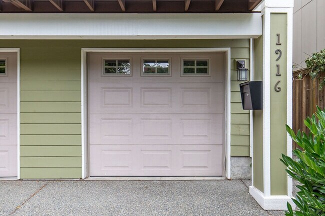 Building Photo - 316 19th Ave