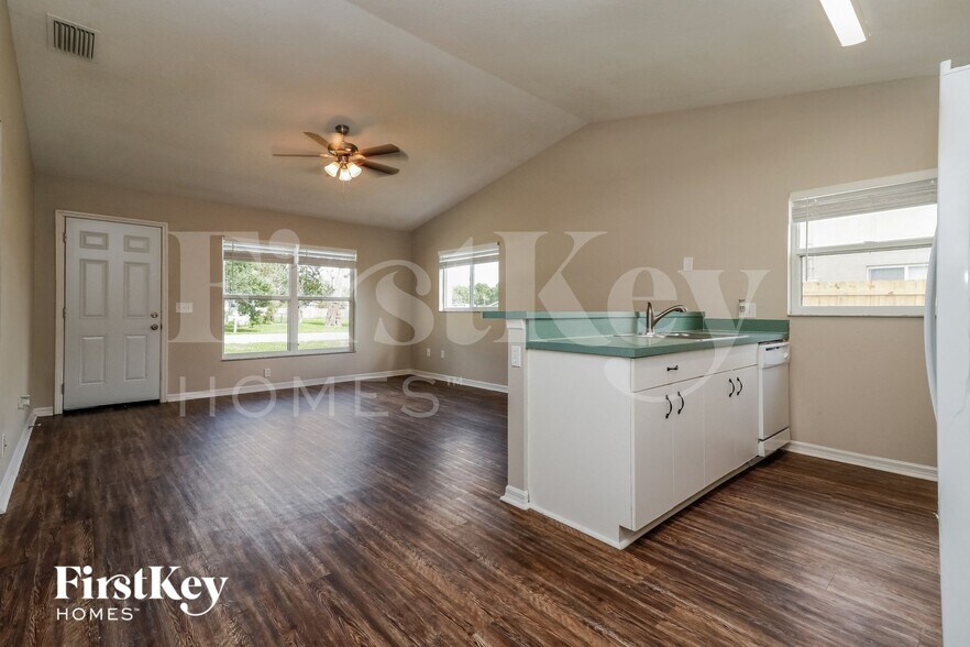 Building Photo - 2711 80th Ave E