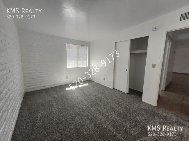 Building Photo - 6711 E Hawk Dr