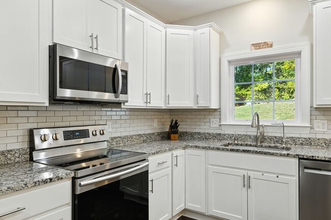 Building Photo - Immaculate Townhouse with Finished Basement