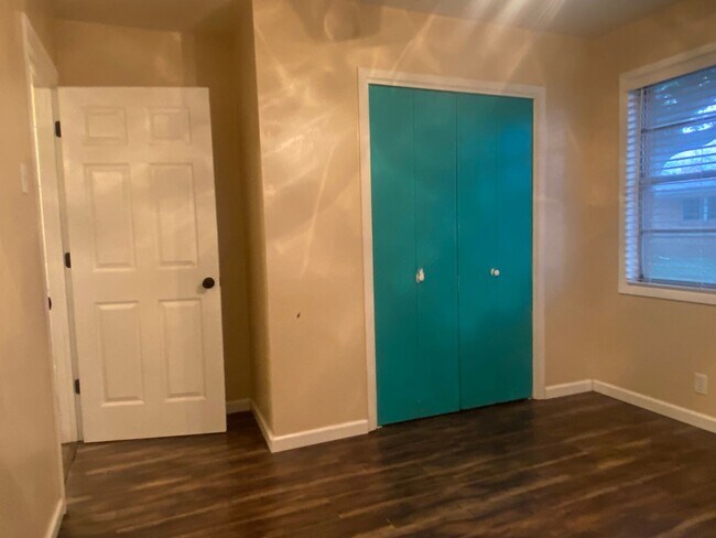 Building Photo - 3 BEDROOM NEAR BONHAM MIDDLE SCHOOL, EASY COMMUTE