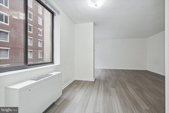 Building Photo - 522 21st St NW