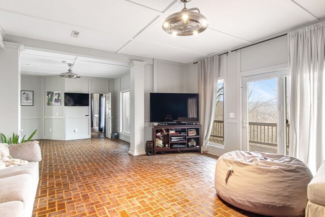 Building Photo - Rent Special! See Description! Spacious Ho...