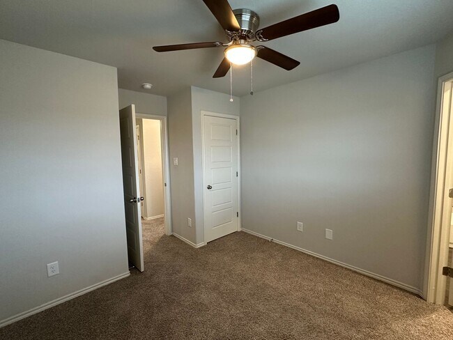 Building Photo - Luxury Townhome