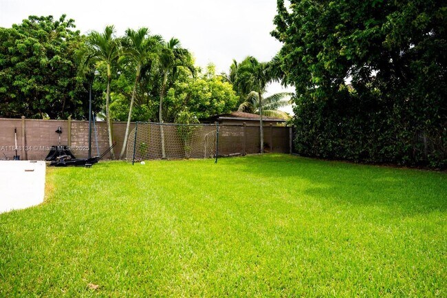 Building Photo - 16710 SW 140th Ave