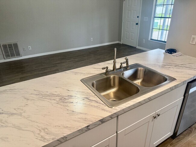Building Photo - Completely Renovated 3/2 Located in Quiet Palm Harbor Community
