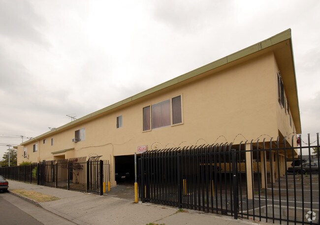 Building Photo - 2670 S Budlong Ave