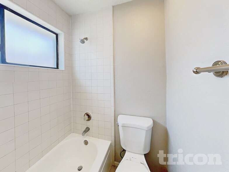 Building Photo - 8002 Meadowlark Ln
