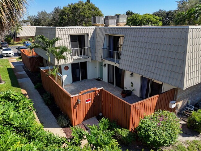 Building Photo - 1700 Embassy Dr