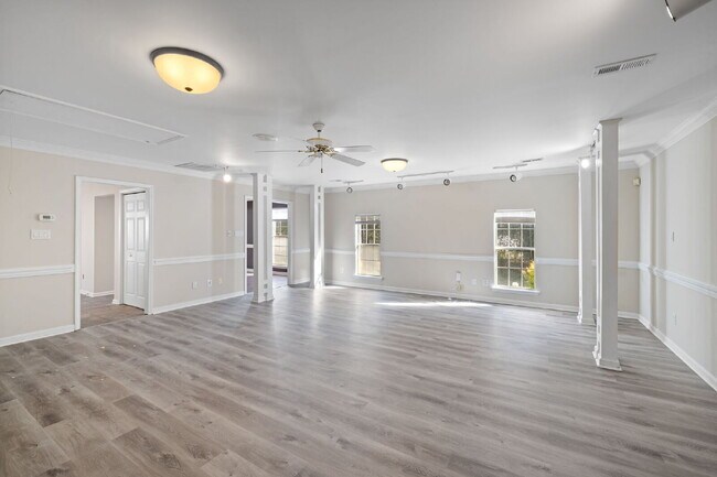 Building Photo - Experience a comfortable 3-bedroom, 3-bathroom single-family house.