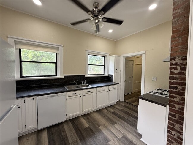 Building Photo - Beautifully Renovated 2 bedroom, 1 bath Bungalow | Historic Highland area | $900/Month Rent