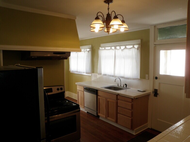 Building Photo - 5046 NE Mallory Ave