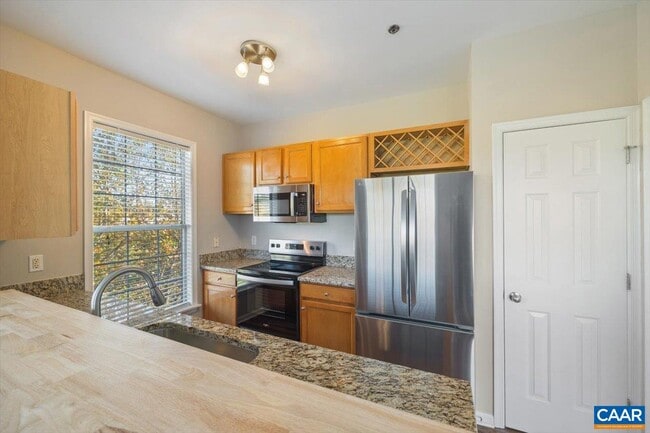 Building Photo - 270 Riverbend Dr