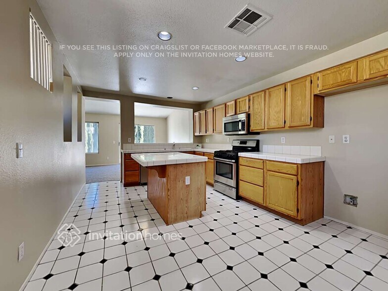 Building Photo - 40122 Denham Dr