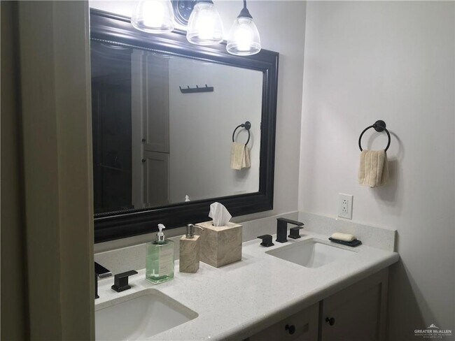 Building Photo - 700 Fern Ave W