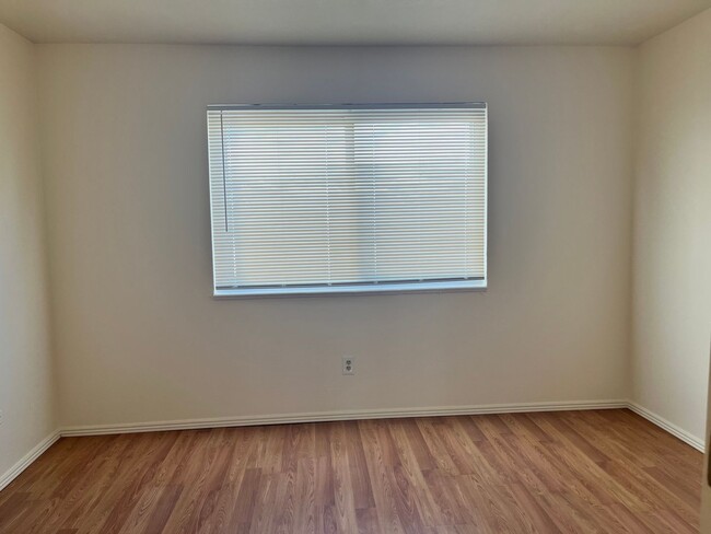 Building Photo - Remodeled 2 Bed/2 Bath Townhome Near 6th &...