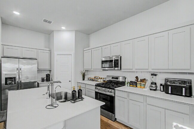 Building Photo - Experience Princeton Lifestyle