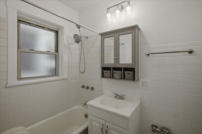 Building Photo - 1725 W Thorndale Ave