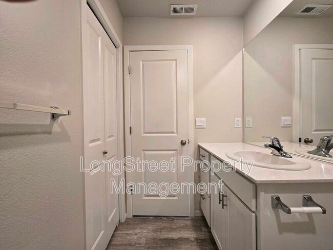 Building Photo - 412 Lost Lake St NE