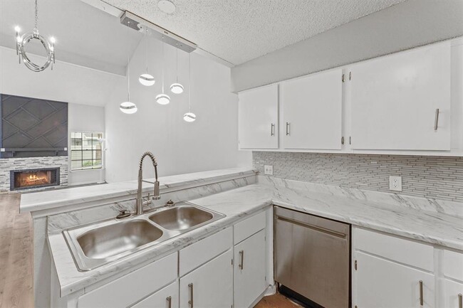 Building Photo - 6261 Ludington Dr