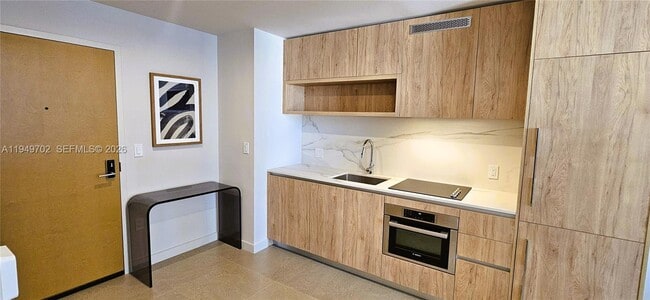 Building Photo - 601 N Miami Ave