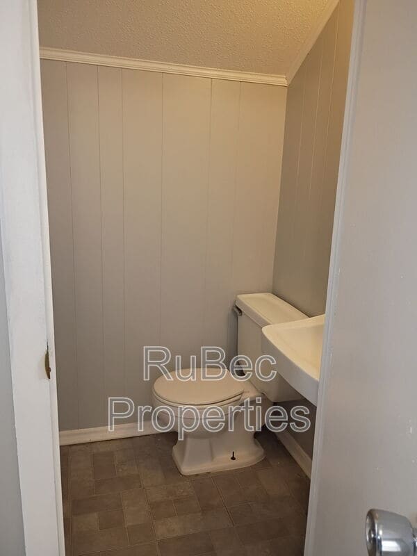 Building Photo - 115 E Maine Ave