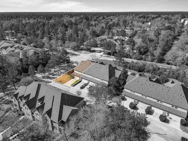 Building Photo - Exceptionally well-maintained Sterling Ridge Townhome boasts an array of desirable features!