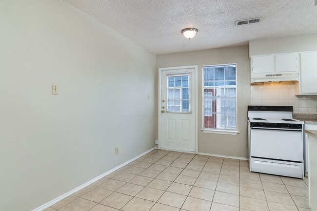 Building Photo - 2 Bedroom Duplex