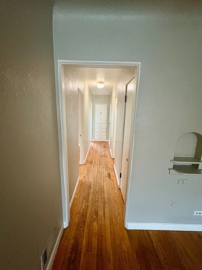 Building Photo - Charming 2 Bedroom Upper Unit onsite Laundry!