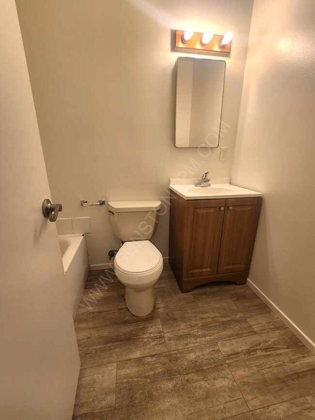 Building Photo - 3 bedroom, 2 bathroom