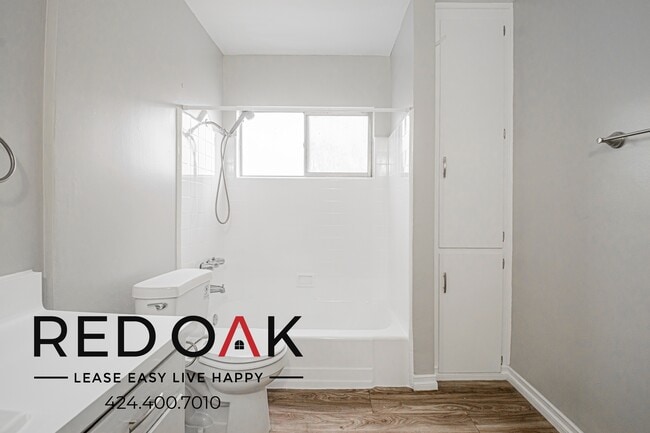 Building Photo - 15405 Vanowen St