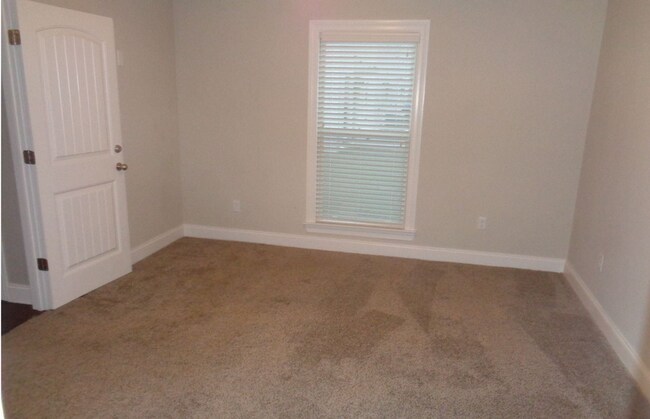 Building Photo - 422 Walker Cir
